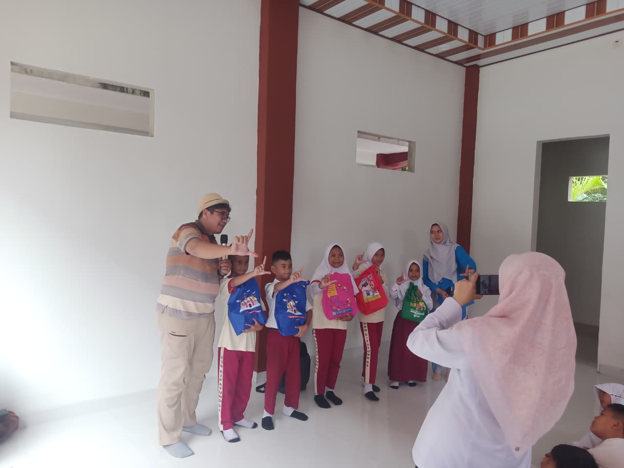 Wisata LiterAsyik Ke SDN Cipayung 04